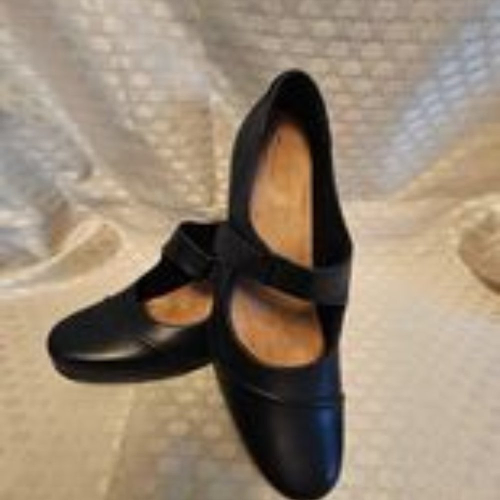 Clark Black 2" Pumps SZ 9 1/2